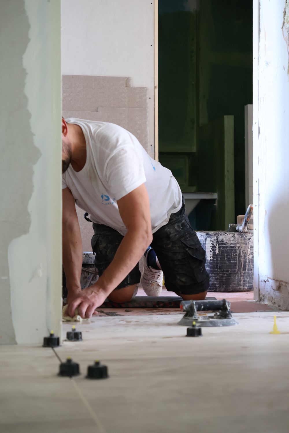 Équipes DME Bâtiment au travail sur un chantier de rénovation à Lyon
