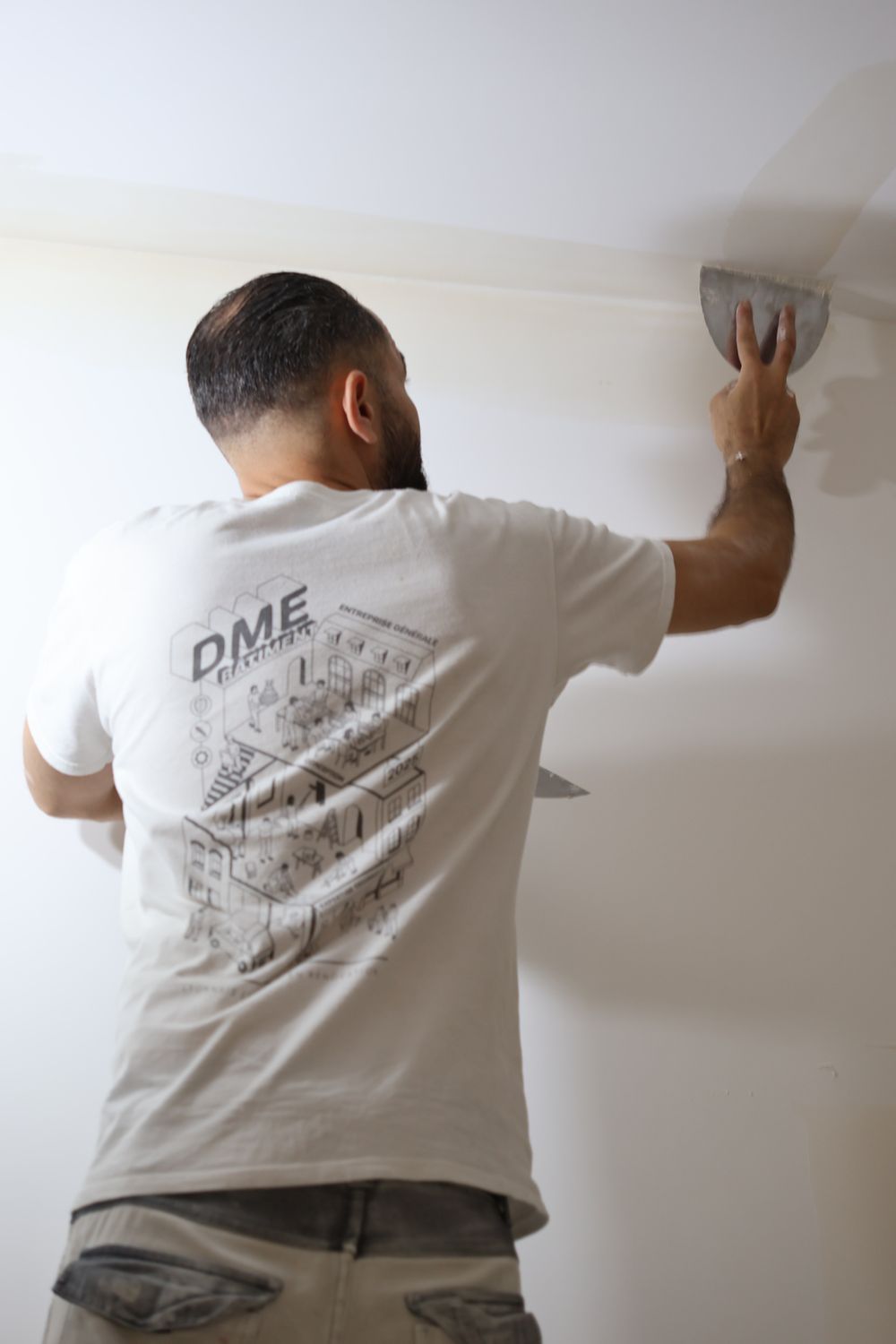 Équipes DME Bâtiment au travail sur un chantier de rénovation à Lyon
