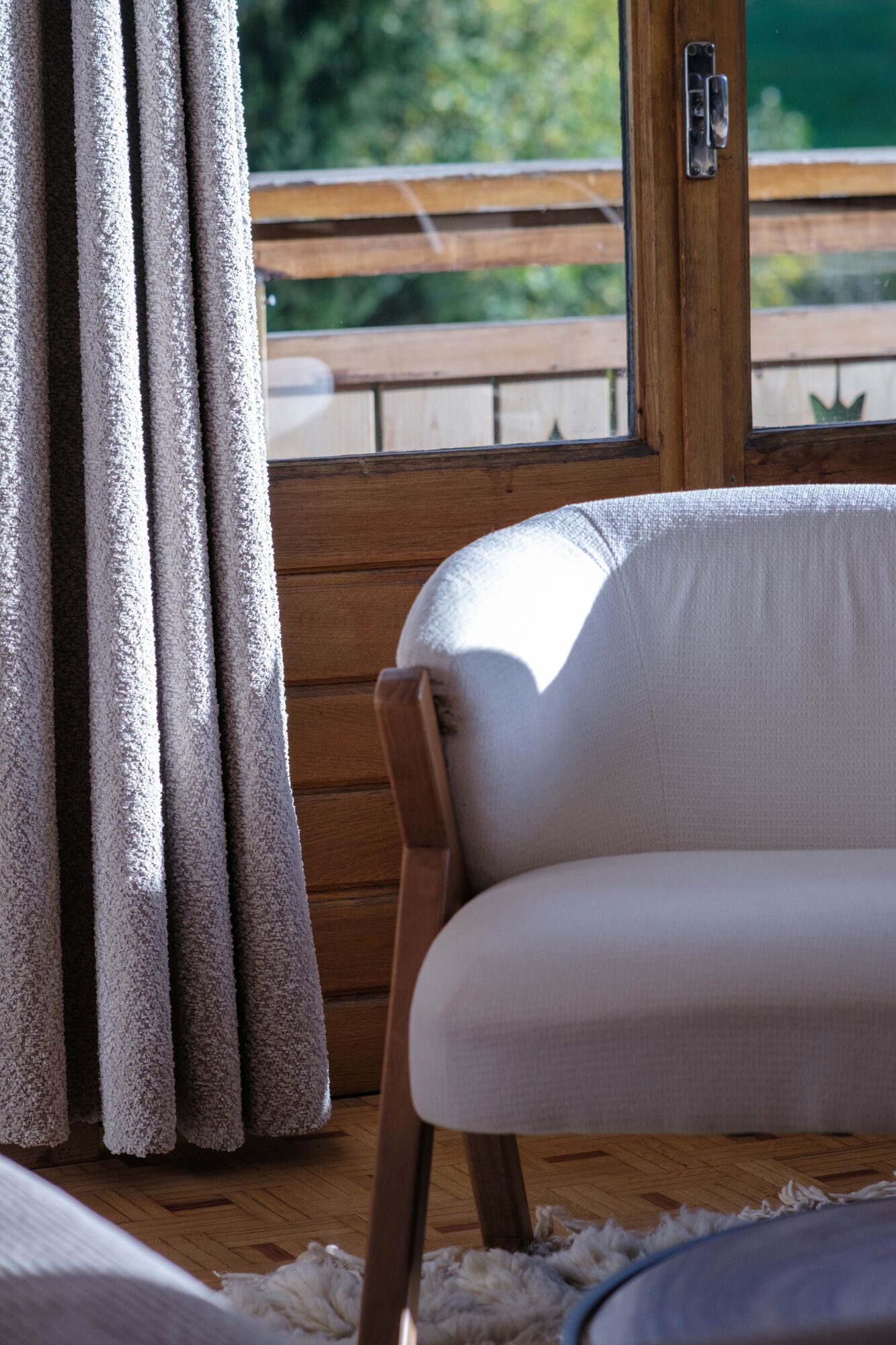 Megève — fauteuil et voilage