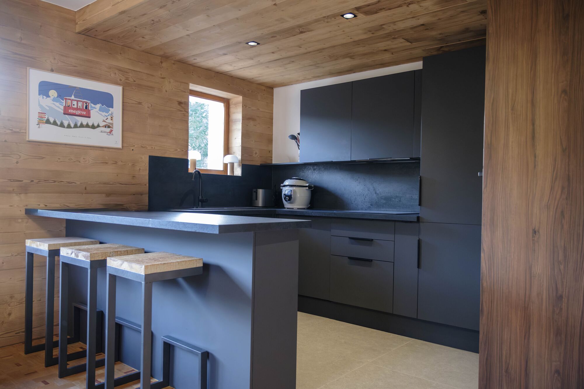 Megève — cuisine noire et bois