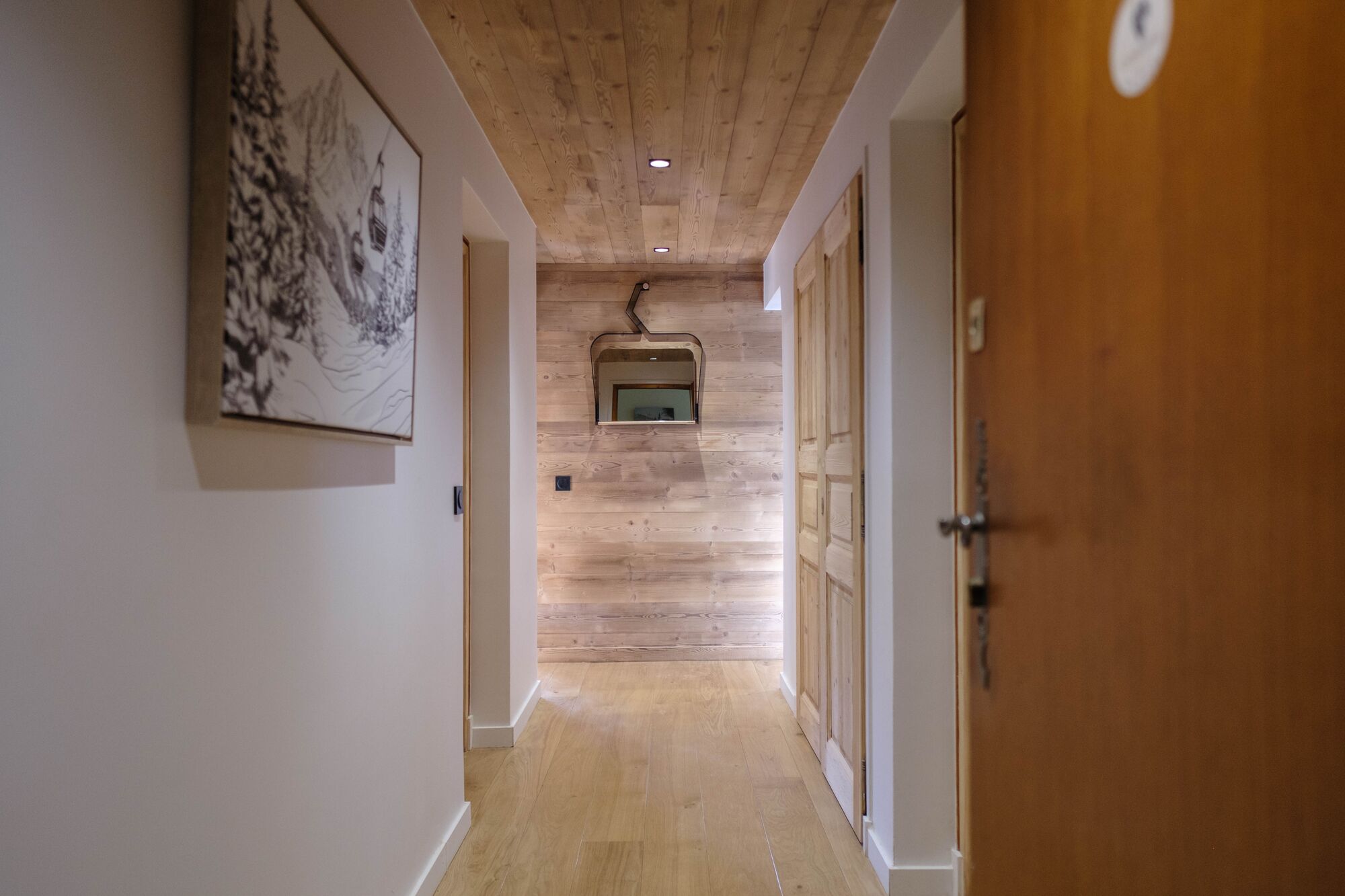 Megève — couloir et plafond bois