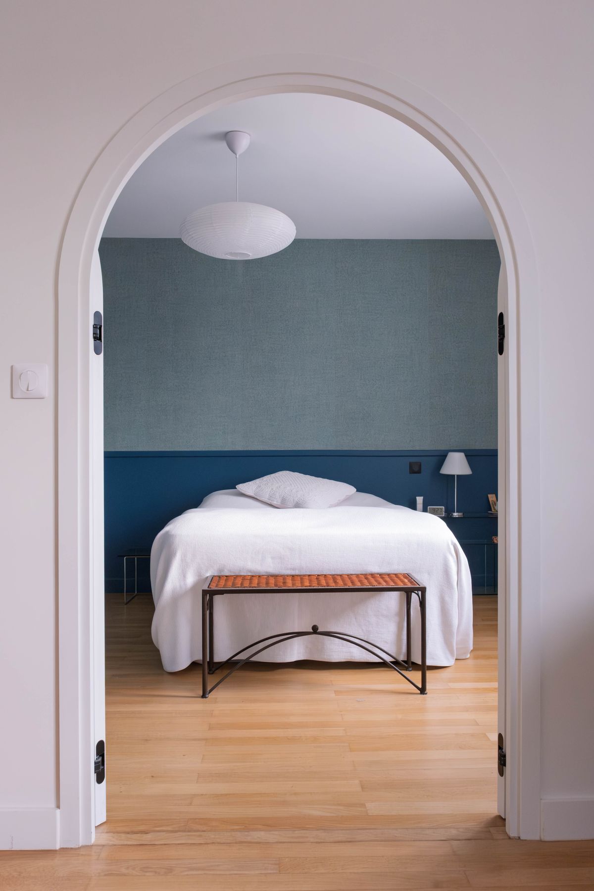 Chambre bleu pétrole ouverte par une arche, appartement Smith