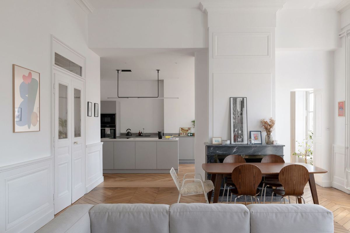 Salon ouvert sur la cuisine dans l'appartement Saint-Vincent, Lyon 1er, après démolition de murs porteurs