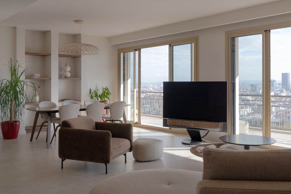 Séjour lumineux de l’appartement Thevenet avec vue sur Lyon